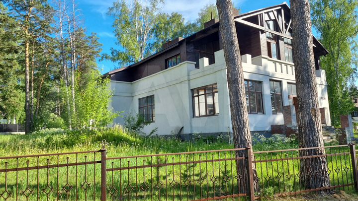 Коттедж 468 м² на участке 14 сот.