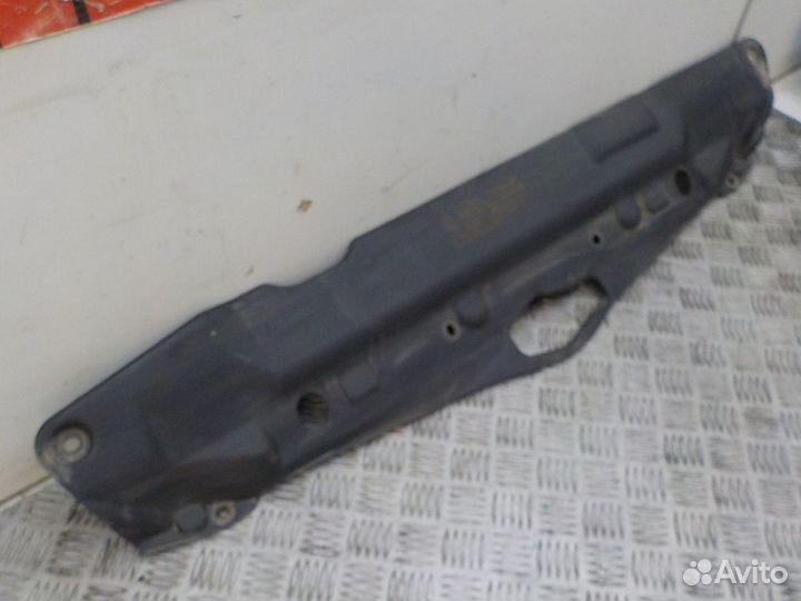 Кожух замка капота Toyota Corolla 2001-2006