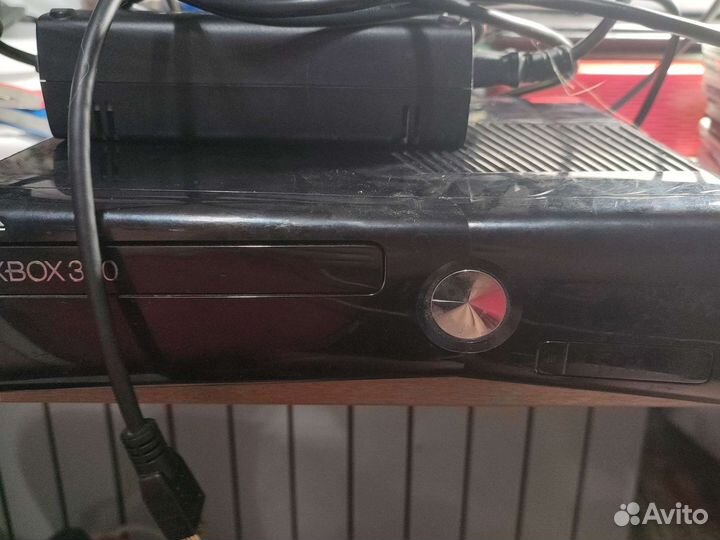 Xbox 360 рабочая с проводами