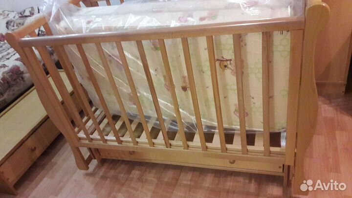 Детская кроватка с маятником