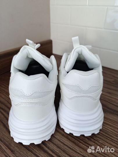 Кроссовки женские, р.40