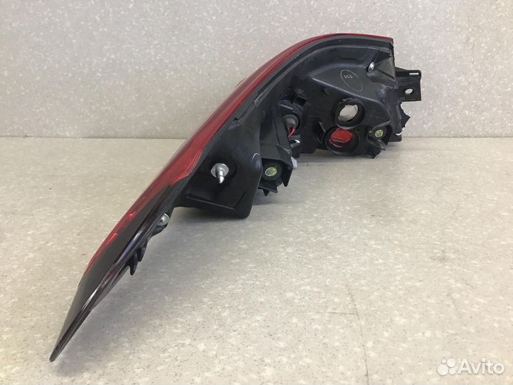 Фонарь задний наружный правый Toyota Camry V70 201