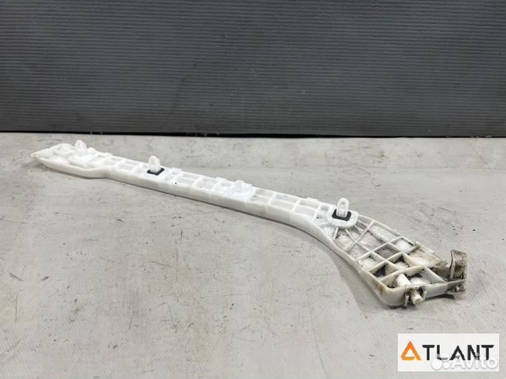 Крепление бампера задняя левая toyota prius