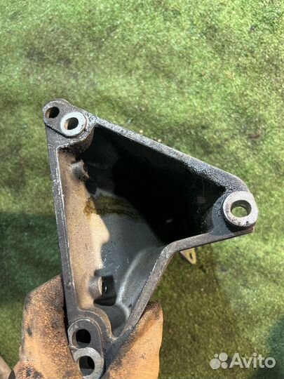 Кронштейн опора двигателя VW Passat B5 ADR 1.8