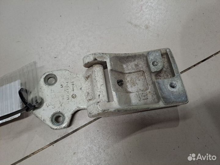 Петля двери багажника левая верхняя Volkswagen Tra