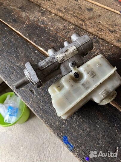 Цилиндр тормозной главный Nissan Pathfinder R51