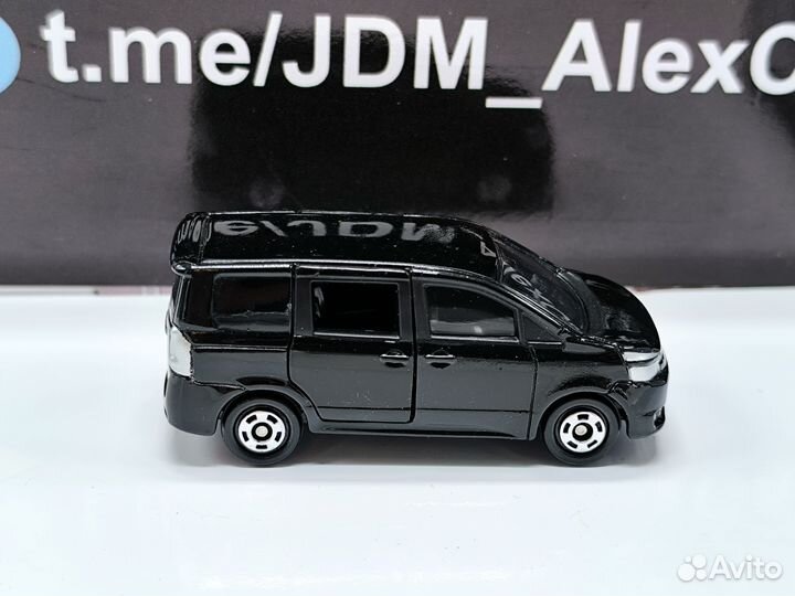 Toyota Voxy 1:64, в наличии