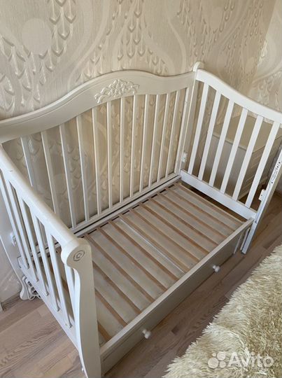 Детская кроватка с маятником