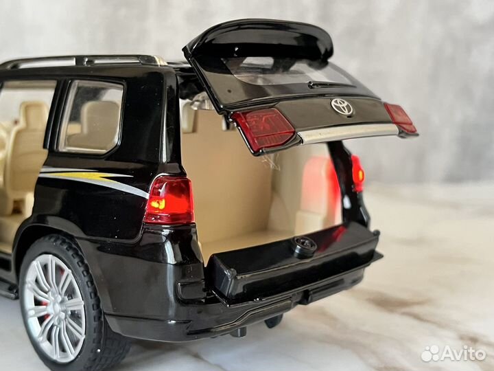 Модель toyota land cruiser 200 1:24