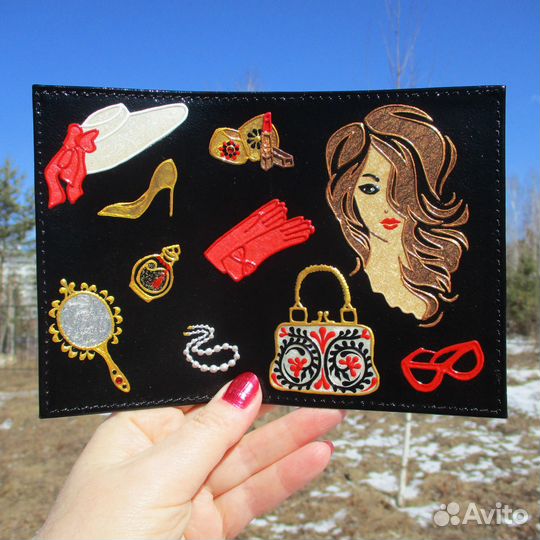 Кожаная обложка на паспорт с росписью для девушки