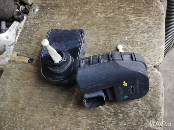 Моторчик корректора фар Опель Омега Б 90565805