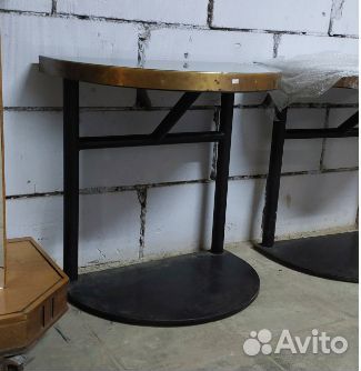 Полукруглый стол на металлическом подстолье