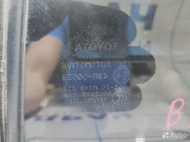 Стекло двери задней правой форточка Toyota Land Cr