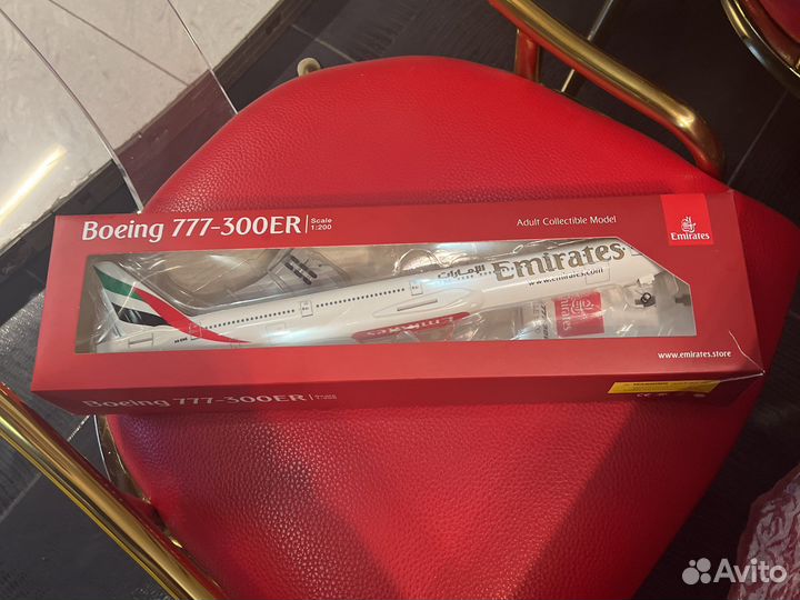 Модель самолета Boeing 777-300ER Emirates 1:200