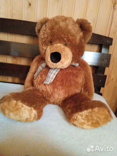 Большой плюшевый медведь