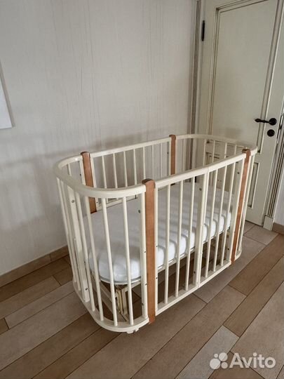 Детская кроватка с маятником