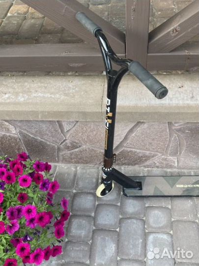 Трюковой самокат Novatrack