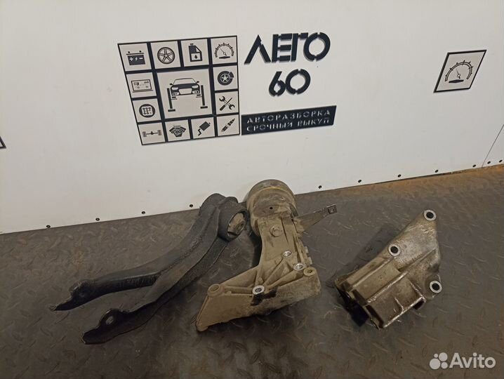 Кронштейн, опора для VW Transporter T4