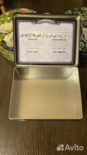 Жестяные банки из-под печенья и чая