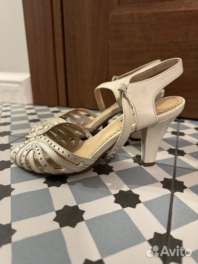 Босоножки Conni