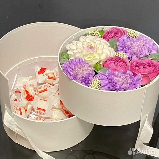 Подарочный набор с конфетами и цветами