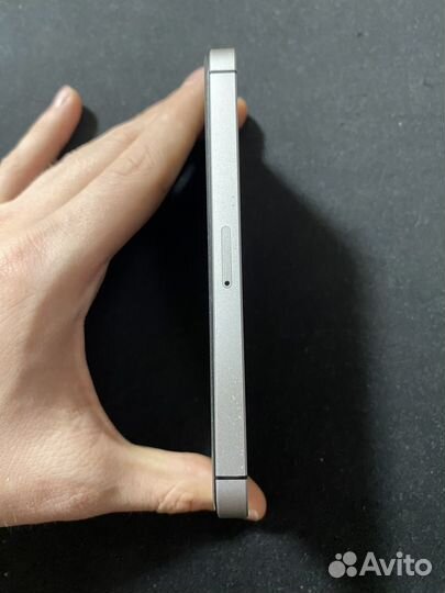 iPhone SE, 32 ГБ