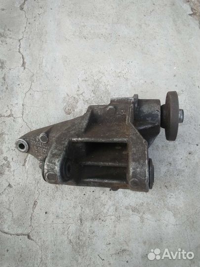 Кронштейн генератора Volvo 240 740 760 2.4D, VW LT