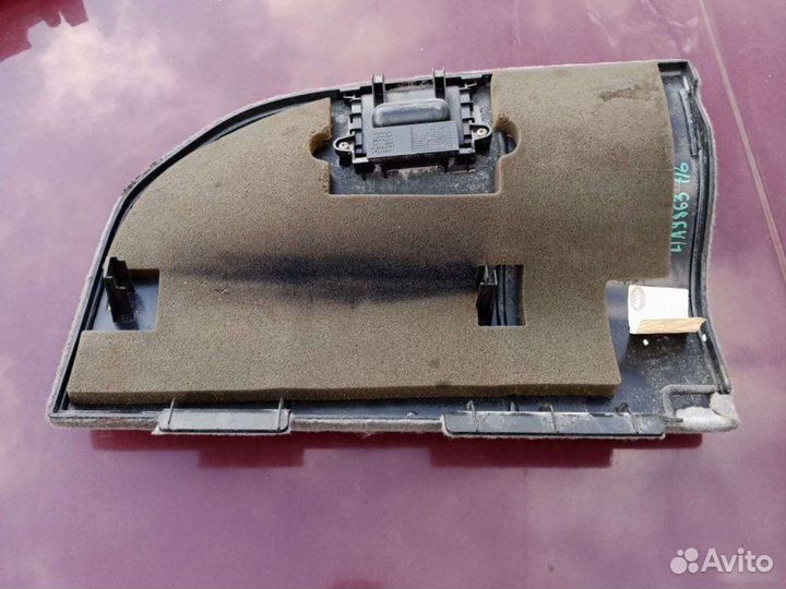 Крышка ниши багажника правая Audi 100 универсал