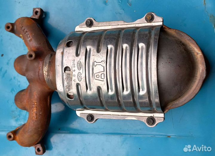 Коллектор выпускной с катализатором kiario2новый