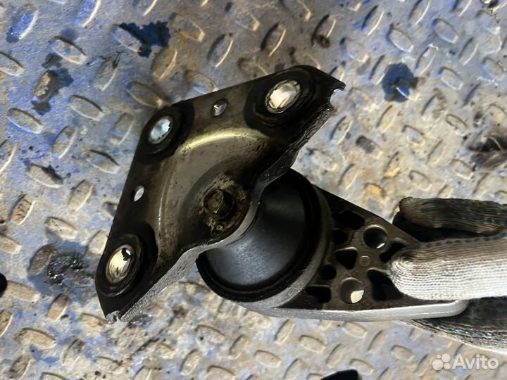 Опора подушка двигателя Mazda Verisa