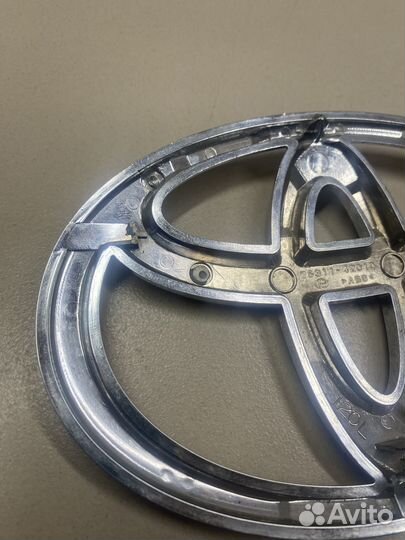 Эмблема на RAV 4