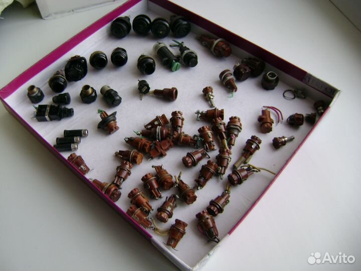 Радиодетали:гнезда предохранит