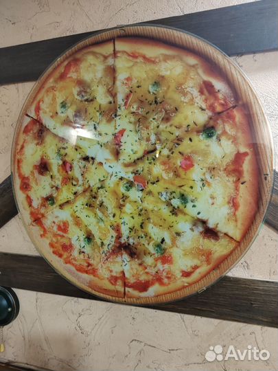 Декоративное панно на стену из стекла в виде пиццы