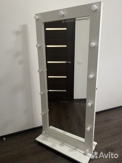 Гримерное зеркало с лампочками