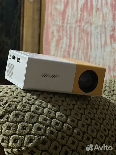 Мини проектор мультимедийный для фильмов YG-300