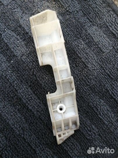 Крепление бампера переднее правое Nissan Cube Z11