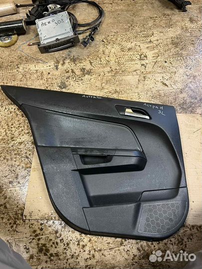 Обшивка двери задняя левая хечбэк Opel Astra h