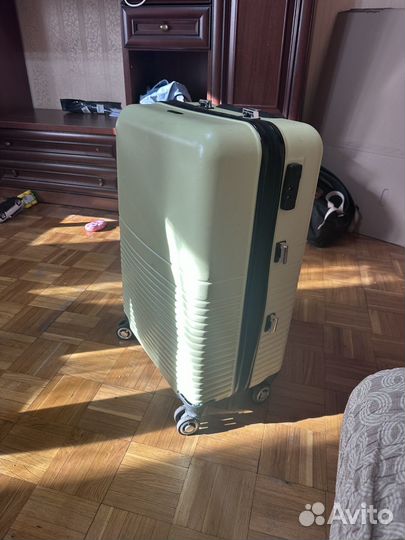 Чемодан с детскими вещами