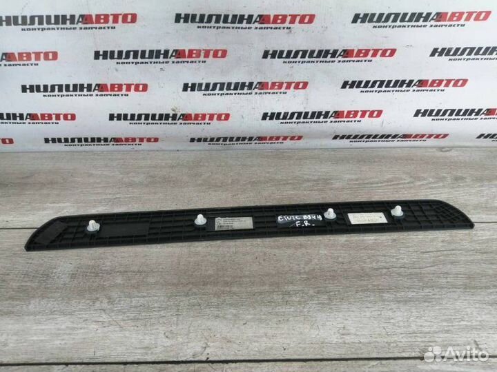 Накладка порога правая Honda Civic 8 хэтчбек 1.8