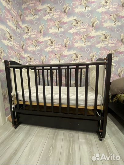 Детская кроватка с маятником