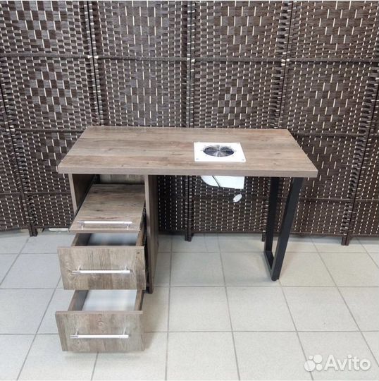 Маникюрный стол