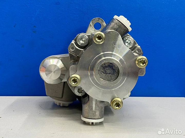 Насос гидроусилителя руля Мерседес Актрос двигател