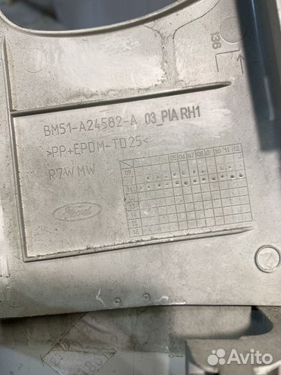 Обшивка средней стойки правая Ford Focus 3