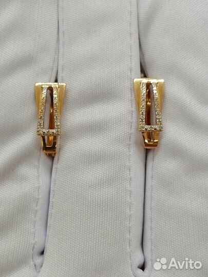 Золотые серьги с камнем