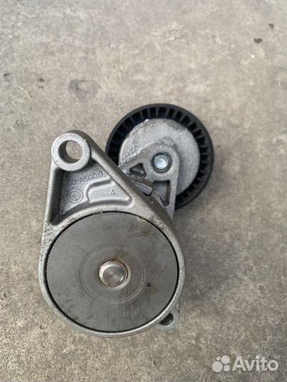 Ролик с натяжителем агрегатного ремня BMW