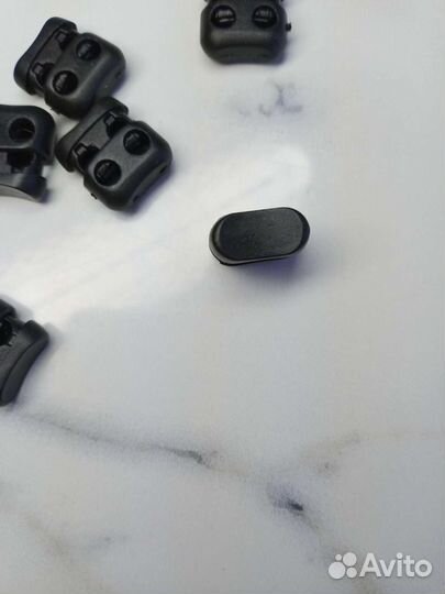 Зажим, фиксатор для резинки, шнура, черный