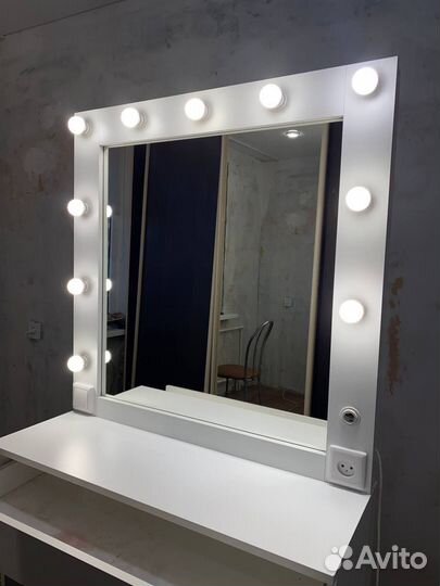 Туалетный столик с зеркалом и подсветкой