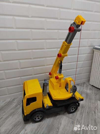 Подъемный кран игрушка