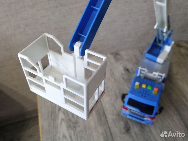 Подъемный кран игрушка