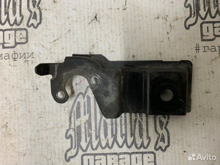 Кронштейн датчика положения кузова передний левый